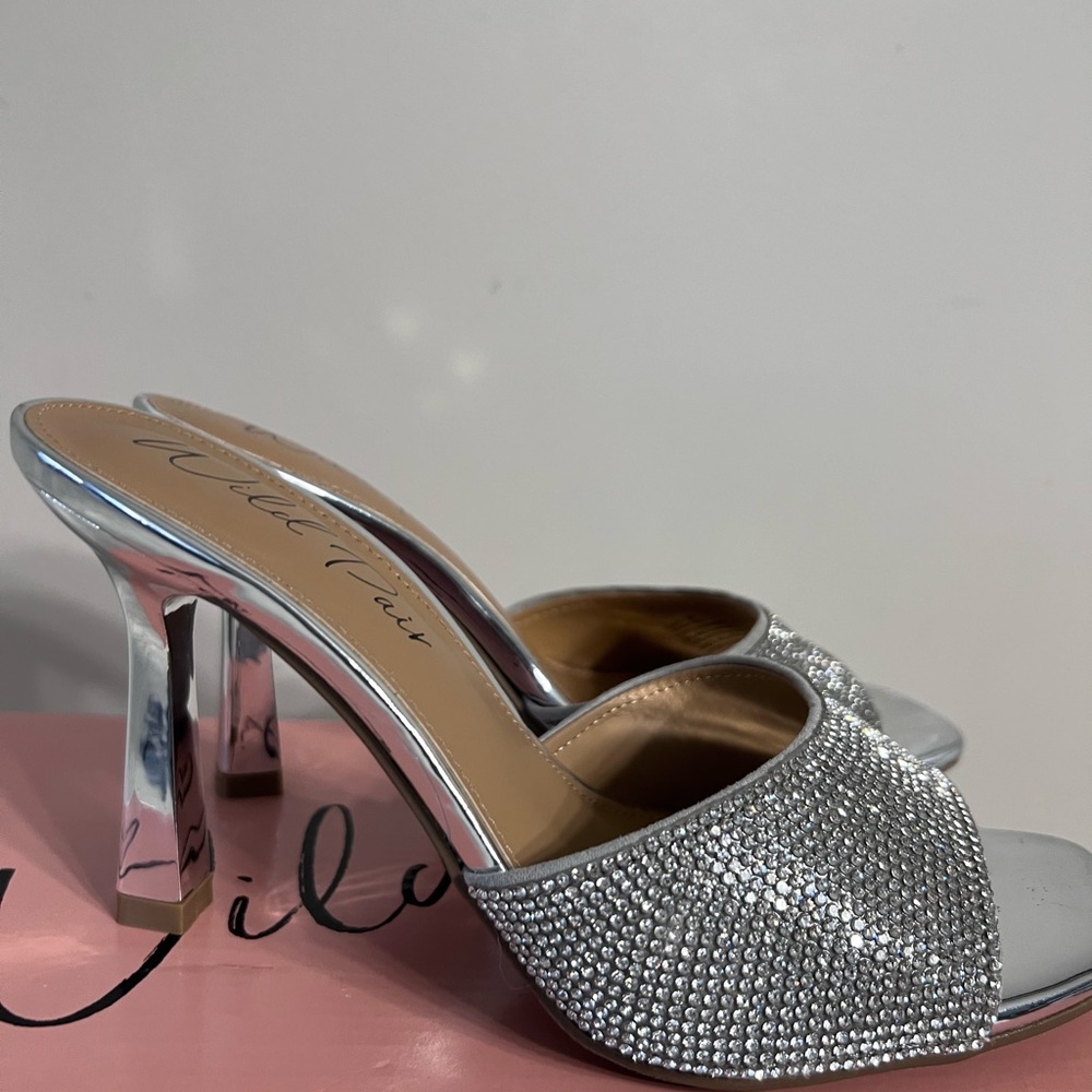 New women’s shoes size 6